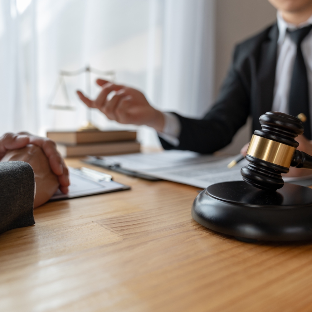 Un detalle de un abogado dialogando en su despacho.