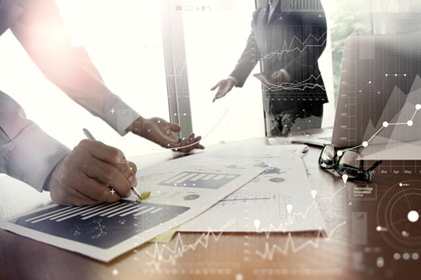 Un detalle de unos abogados trabajando en un despacho.